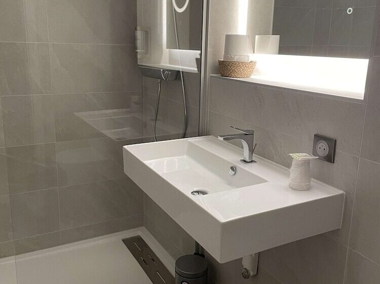 חדר סטנדרט לשלושה, Brit Hotel, Spa & Restaurant   Colmar Est