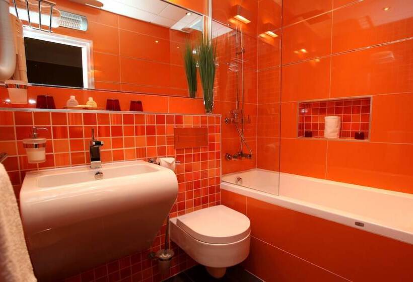 חדר סופריור לשלושה, Des Arceaux