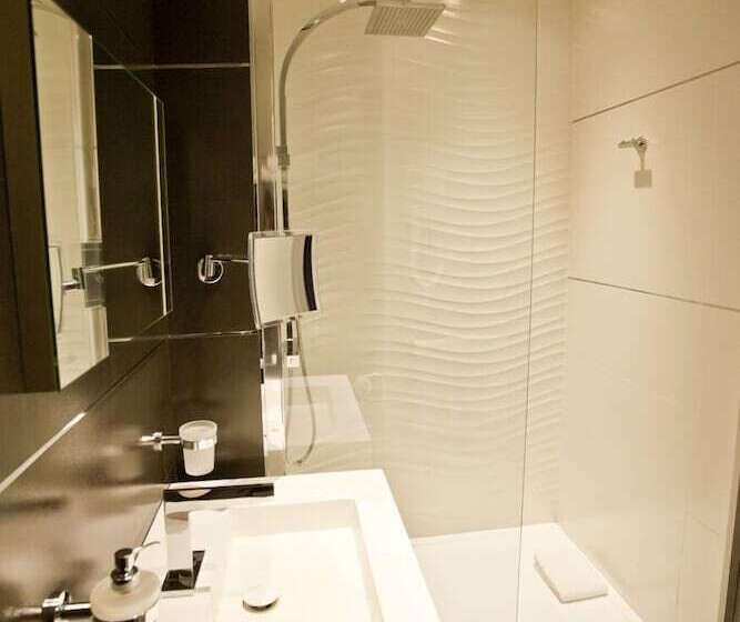 חדר סופריור לשלושה, Des Arceaux