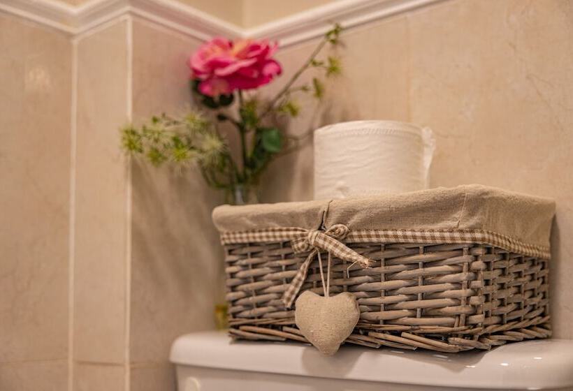 标准三人间, Egans House