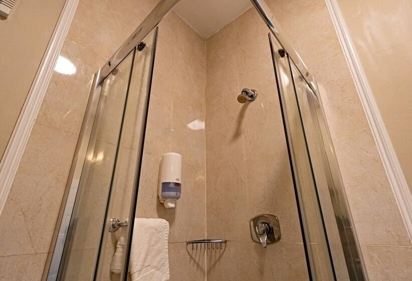 标准三人间, Egans House