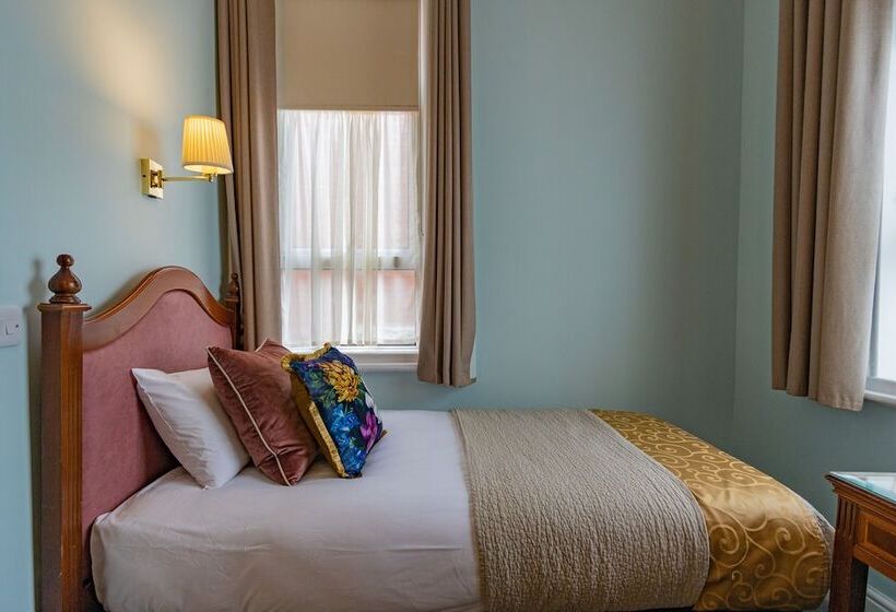 标准三人间, Egans House