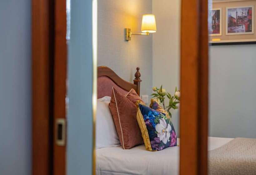 标准三人间, Egans House