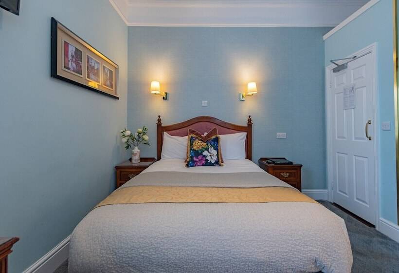 标准三人间, Egans House