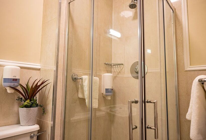 四人标准间, Egans House