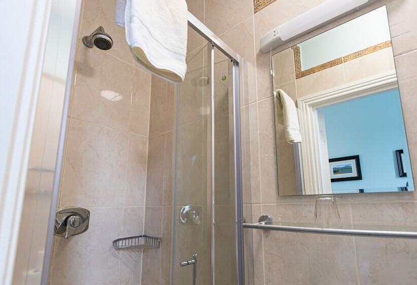 标准单人间, Egans House