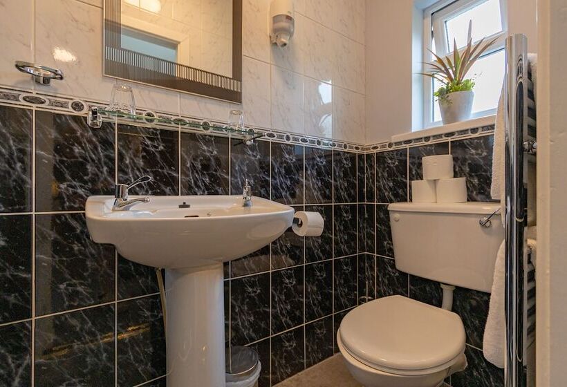 标准单人间, Egans House