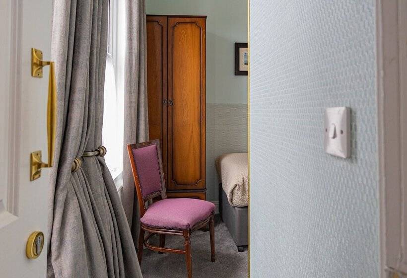 标准单人间, Egans House