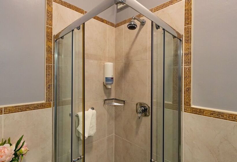 标准三人间, Egans House