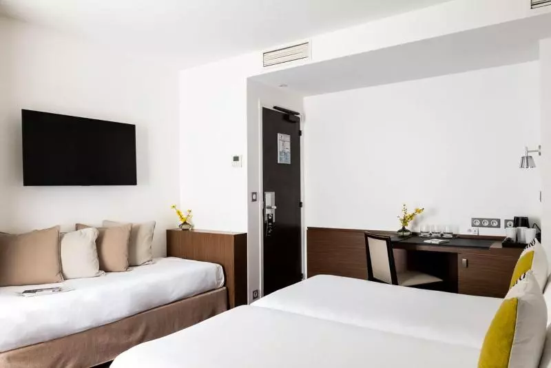 اتاق استاندارد سه نفره, Hôtel Le Colisée