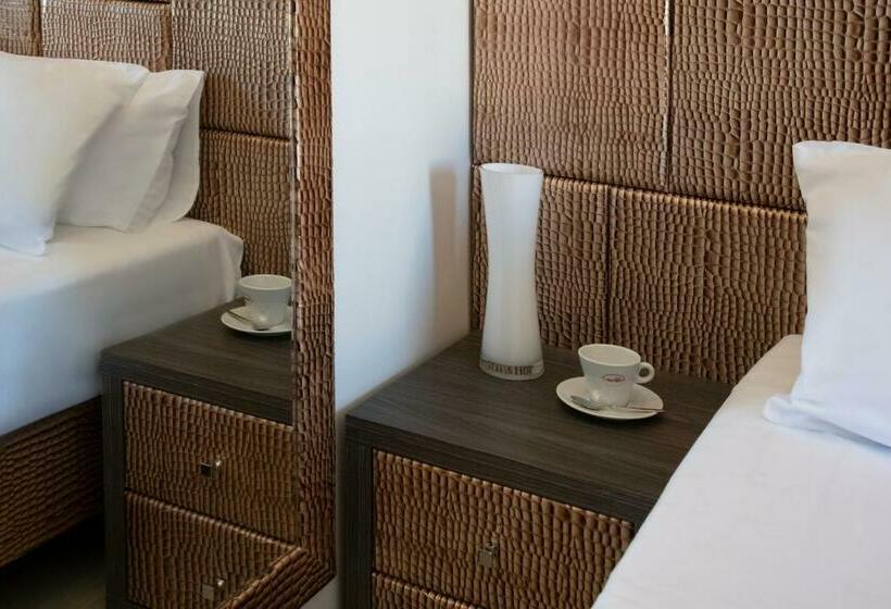 Номер Стандарт Трехместный, Golden Tulip Cannes Hotel De Paris