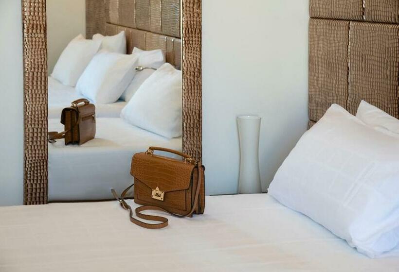 Номер Стандарт Трехместный, Golden Tulip Cannes Hotel De Paris
