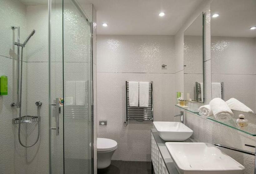 Номер Стандарт Трехместный, Golden Tulip Cannes Hotel De Paris