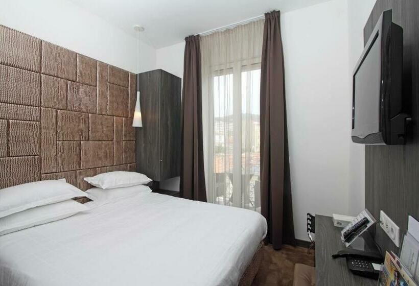 Номер Стандарт с Балконом, Golden Tulip Cannes Hotel De Paris