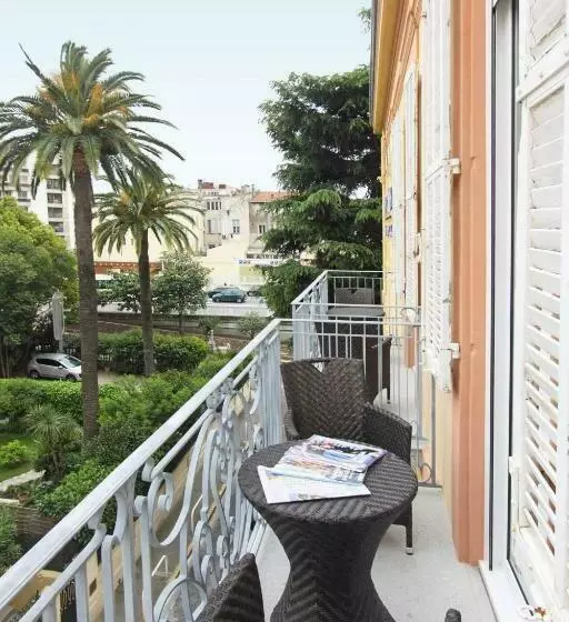 バルコニー付きスタンダードルーム, Golden Tulip Cannes Hotel De Paris