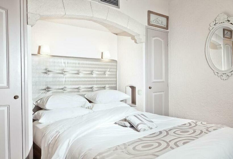 Номер Стандарт с Балконом, Golden Tulip Cannes Hotel De Paris