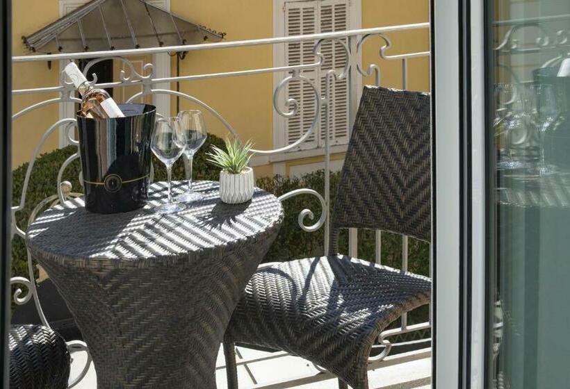 Номер Стандарт с Балконом, Golden Tulip Cannes Hotel De Paris