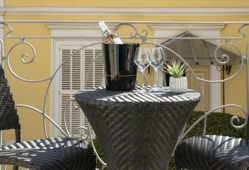 Номер Стандарт с Балконом, Golden Tulip Cannes Hotel De Paris