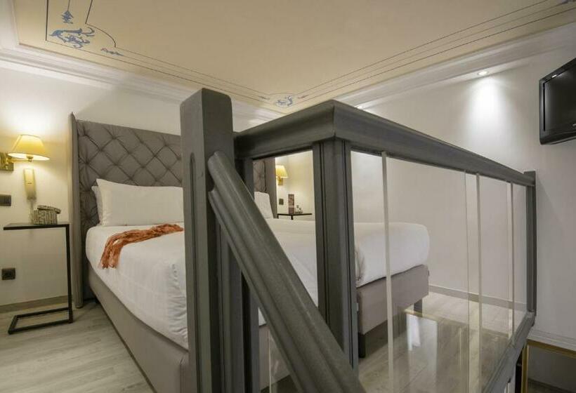 Четырехместный Номер Стандарт, Golden Tulip Cannes Hotel De Paris