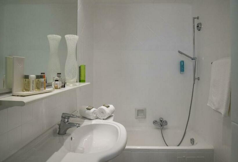 Четырехместный Номер Стандарт, Golden Tulip Cannes Hotel De Paris