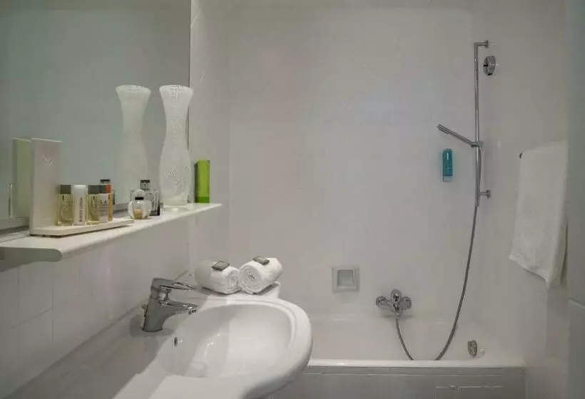 スタンダード４人部屋, Golden Tulip Cannes Hotel De Paris