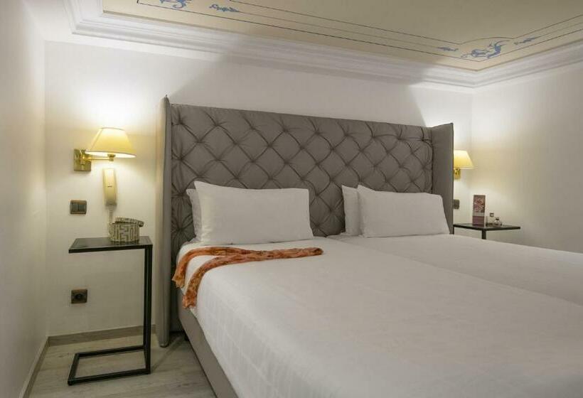 חדר סטנדרט לארבעה, Golden Tulip Cannes Hotel De Paris