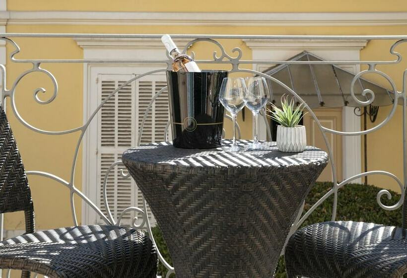 Номер Стандарт Трехместный, Golden Tulip Cannes Hotel De Paris