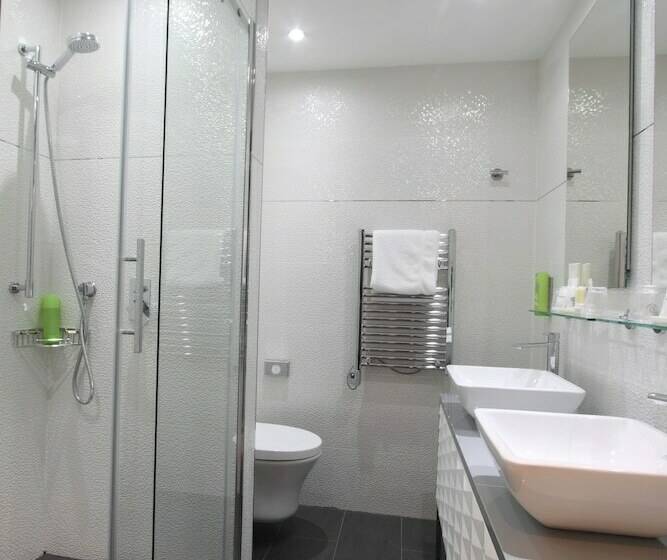 Номер Стандарт с Балконом, Golden Tulip Cannes Hotel De Paris