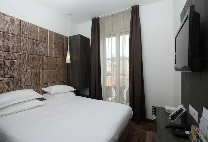 Номер Стандарт с Балконом, Golden Tulip Cannes Hotel De Paris