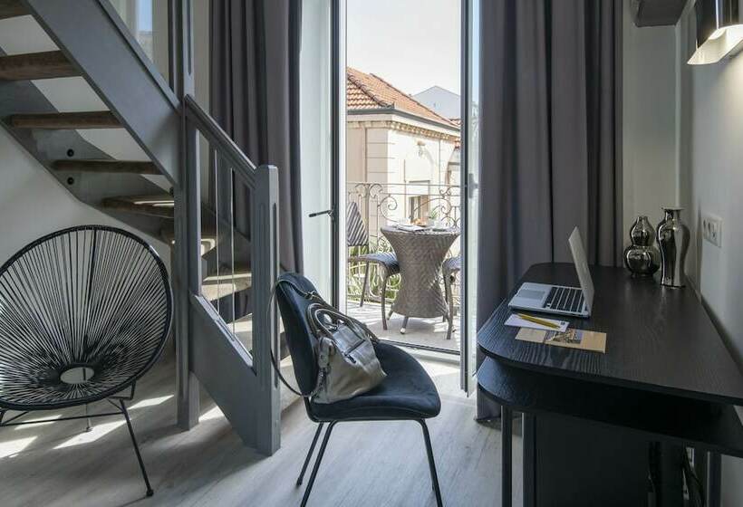 Номер Стандарт Трехместный, Golden Tulip Cannes Hotel De Paris