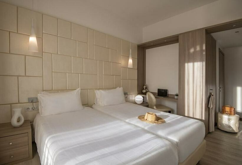 Номер Стандарт с Балконом, Golden Tulip Cannes Hotel De Paris