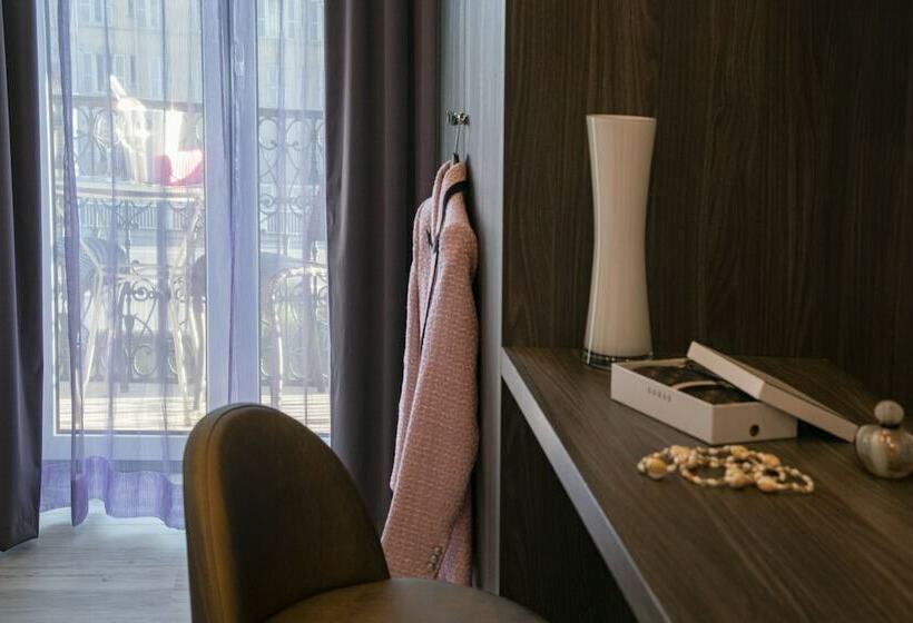 Номер Стандарт Трехместный, Golden Tulip Cannes Hotel De Paris