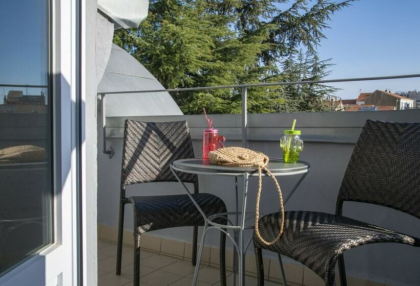 Номер Стандарт с Балконом, Golden Tulip Cannes Hotel De Paris