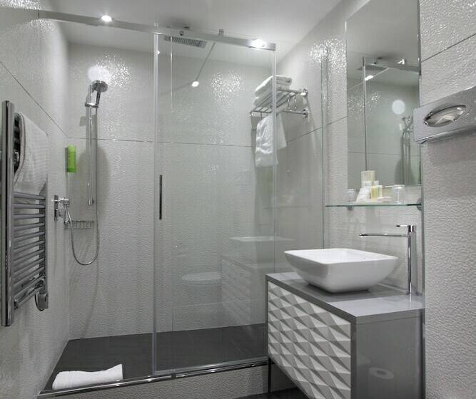 Номер Стандарт с Балконом, Golden Tulip Cannes Hotel De Paris