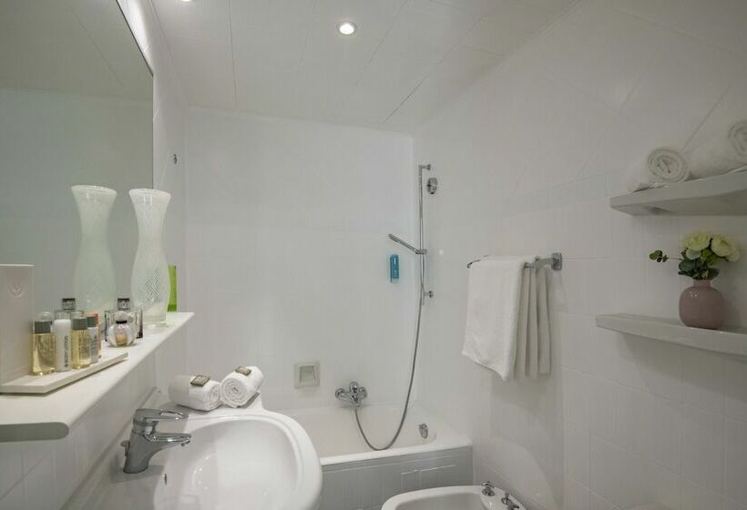 Номер Стандарт Трехместный, Golden Tulip Cannes Hotel De Paris