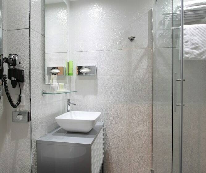 Номер Стандарт с Балконом, Golden Tulip Cannes Hotel De Paris