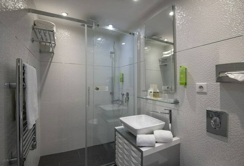 חדר סטנדרט לשלושה, Golden Tulip Cannes Hotel De Paris