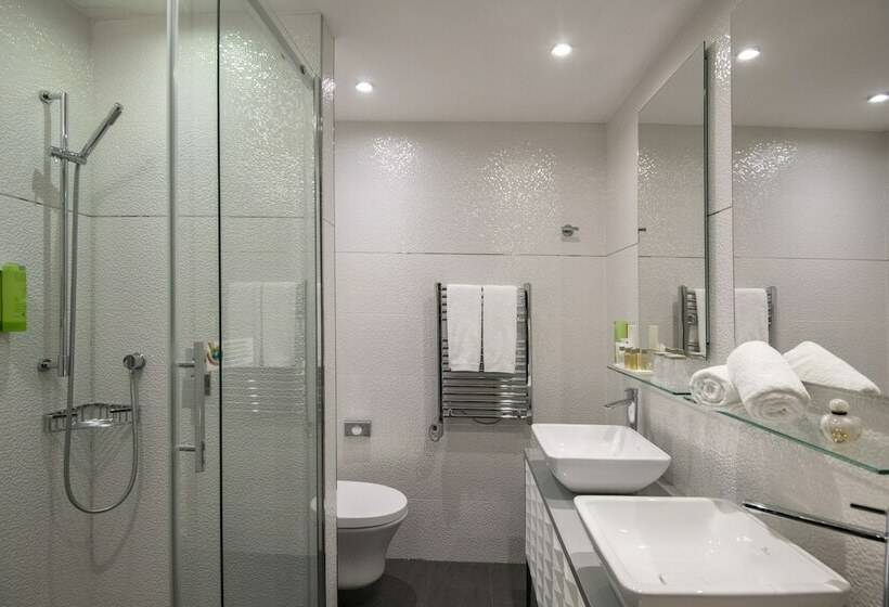 Номер Стандарт Трехместный, Golden Tulip Cannes Hotel De Paris