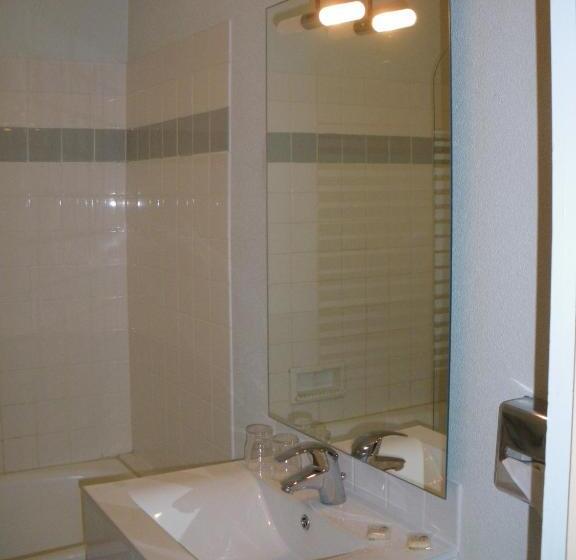 标准三人间, Hôtel Continental