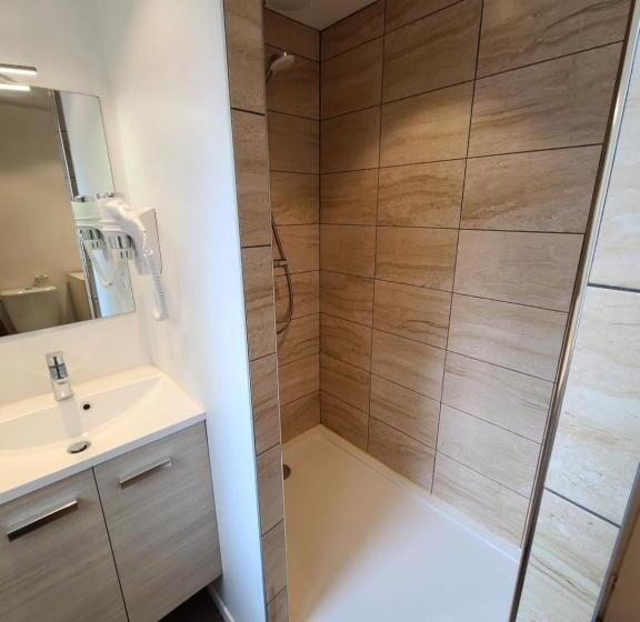 اتاق پریمیوم چهارنفره, Hôtel Du Centre