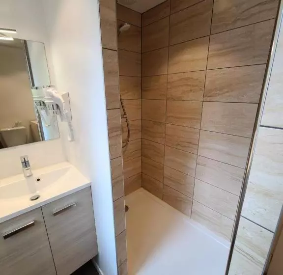 اتاق پریمیوم چهارنفره, Hôtel Du Centre
