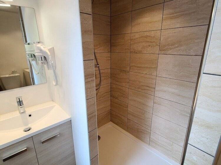 اتاق پریمیوم چهارنفره, Hôtel Du Centre