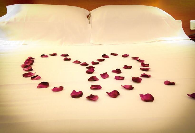 اتاق اکونومی, Eden Montmartre