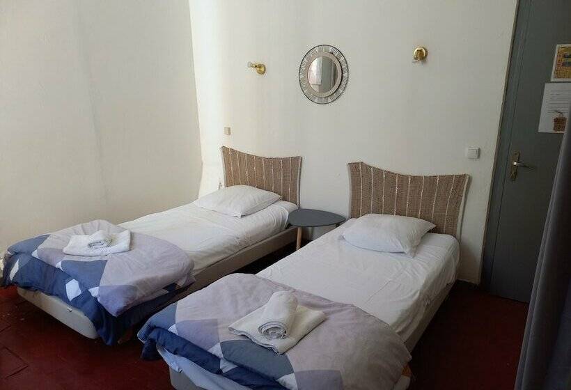 غرفة قياسية, Du Cours