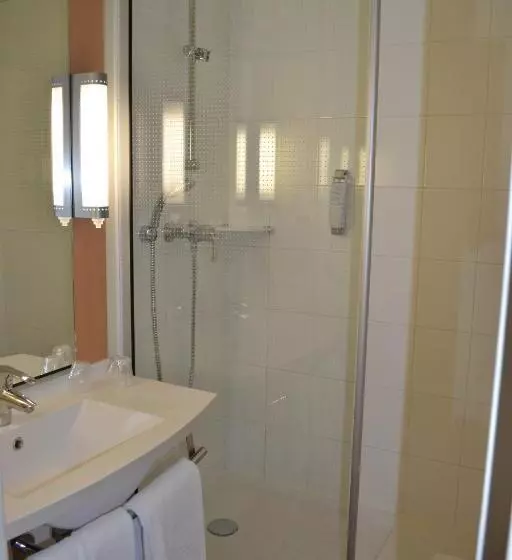 آپارتمان یک خوابه با دری مشترک که هال را جدا می کند., Ibis Angers Centre Chateau