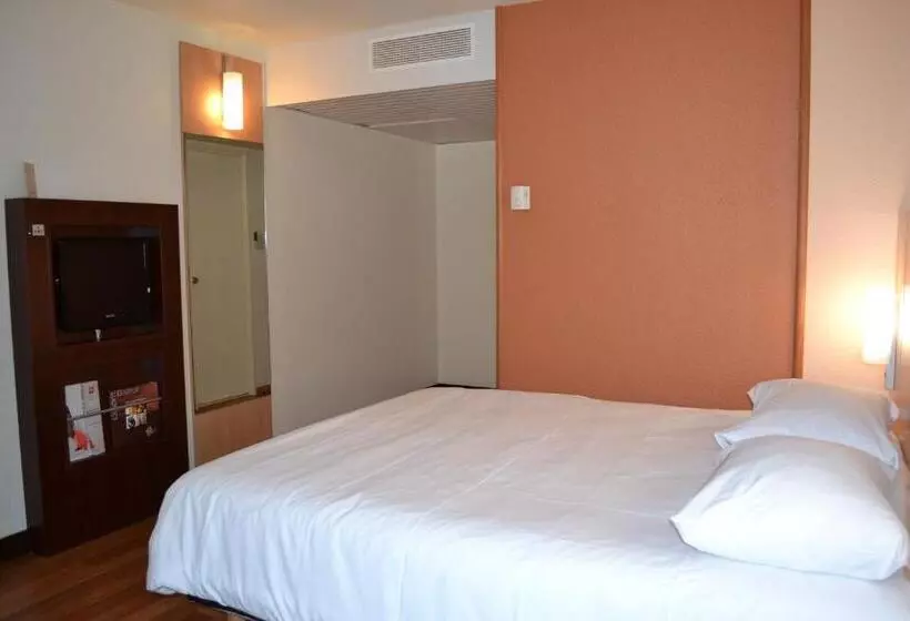 آپارتمان یک خوابه با دری مشترک که هال را جدا می کند., Ibis Angers Centre Chateau