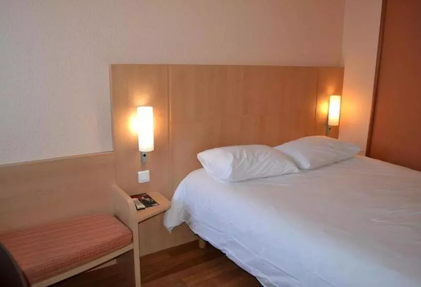 آپارتمان یک خوابه با دری مشترک که هال را جدا می کند., Ibis Angers Centre Chateau