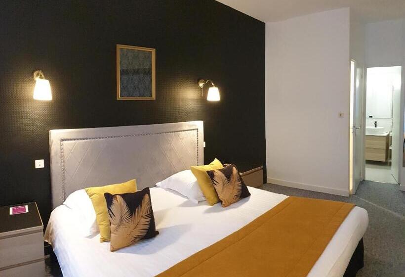 מיטת קינג בסוויטה, Hôtel Le Rohan Charme Et Caractère