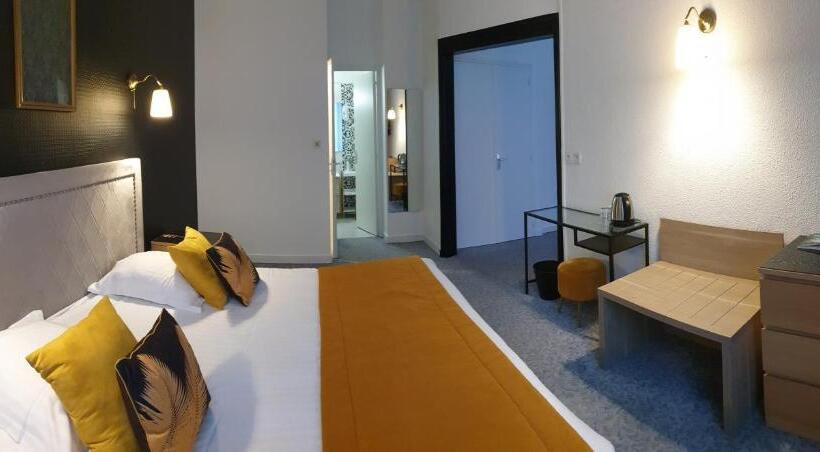 מיטת קינג בסוויטה, Hôtel Le Rohan Charme Et Caractère