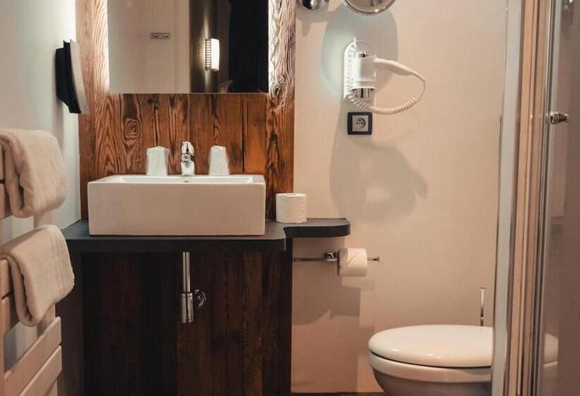 غرفة قياسية, Le Grillon